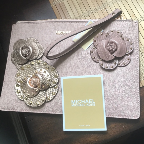 Michael Kors Jet set traveler clutch. - Picture 3 of 3